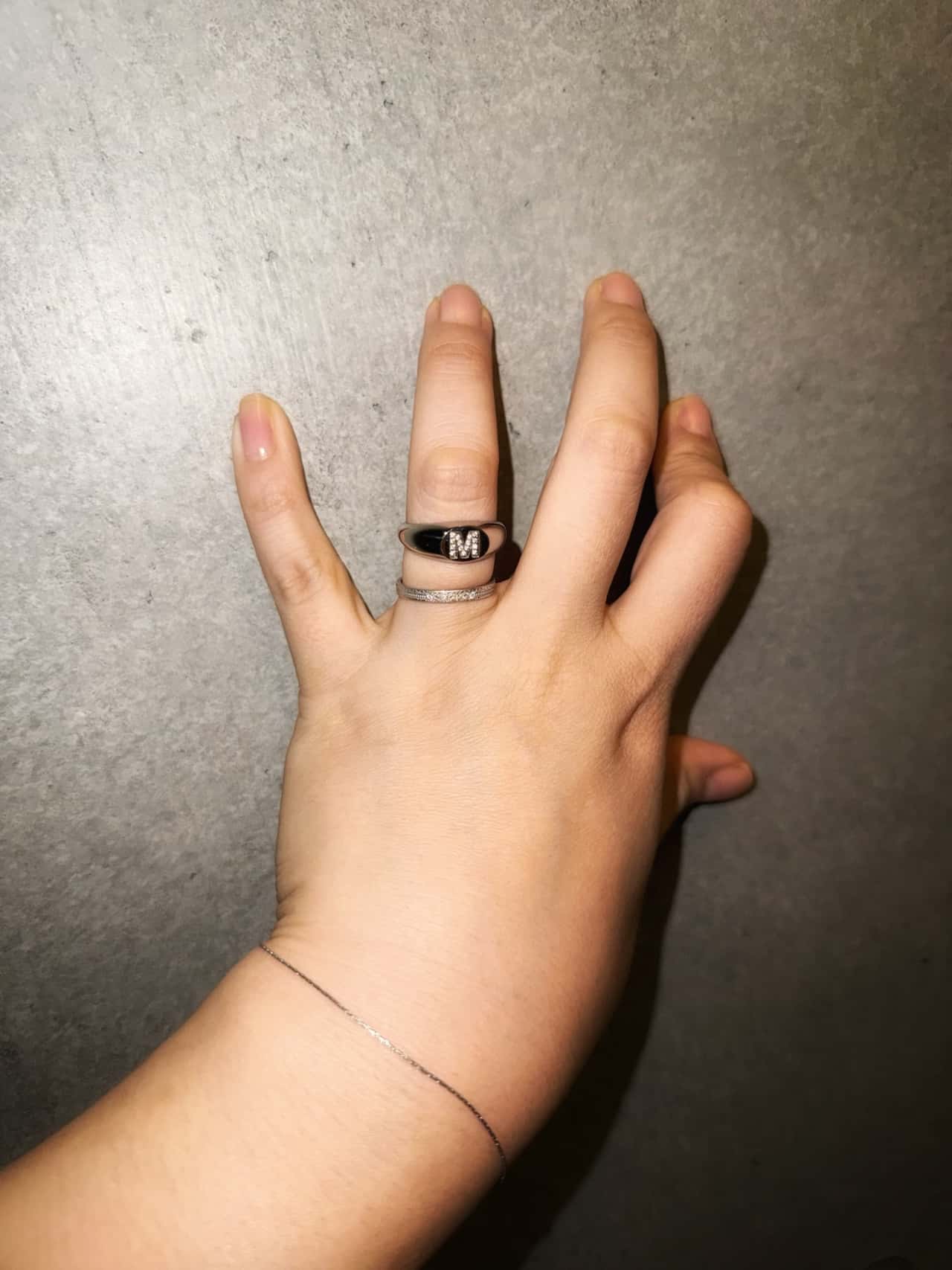 シグネット イニシャルダイヤリング/ Silver |指輪 リング おしゃれ サージカル ステンレス シンプル 華奢 つけっぱなし 重ね着け 金アレ 対応 316L 変色 しづらい 大人可愛い 高見え プレゼント ギフト エビネ シルバー